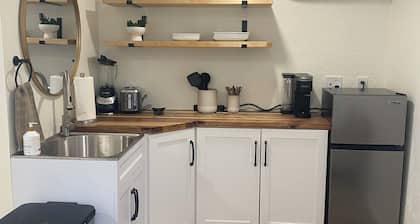 Chic studio hideaway in Riverdale with AC, Wifi