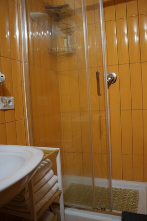 Shower, hair dryer, bidet, towels - Hazelrome apartment, cosy two bedroom apartment few steps from colosseum (Roma)