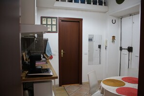 Fridge, microwave, stovetop, coffee/tea maker - Hazelrome apartment, cosy two bedroom apartment few steps from colosseum (Roma)