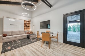 TV connectée, cheminée, livres