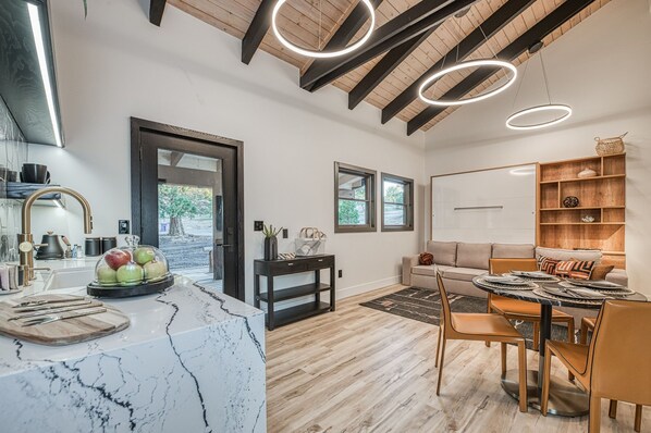 TV connectée, cheminée, livres