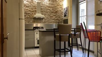 Réfrigérateur, micro-ondes, four, plaque de cuisson