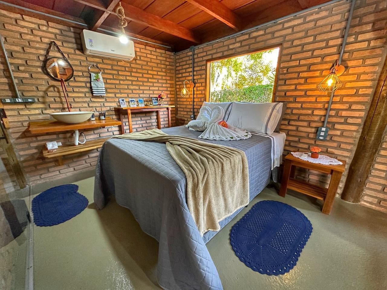 Decoración personalizada, escritorio y espacio para trabajar con laptop 