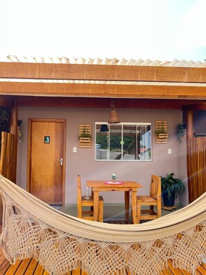Individually decorated, desk, laptop workspace, free WiFi - pousada aguas claras  (Delfinopolis)