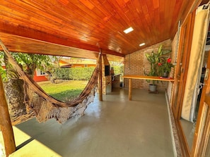 Individually decorated, desk, laptop workspace, free WiFi - pousada aguas claras  (Delfinopolis)