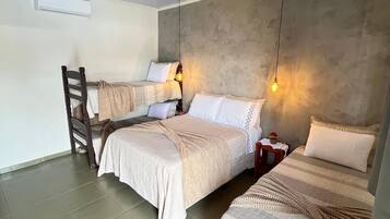 Quarto família, banheiro privativo, vista para a piscina | Cozinha privada | Frigobar