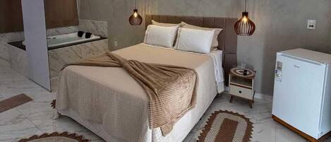 Suite Deluxe | Decoración personalizada, escritorio y espacio para trabajar con laptop