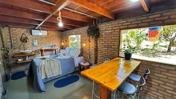 Family Chalet, River View | 1 bilik tidur, dihias secara berasingan, meja