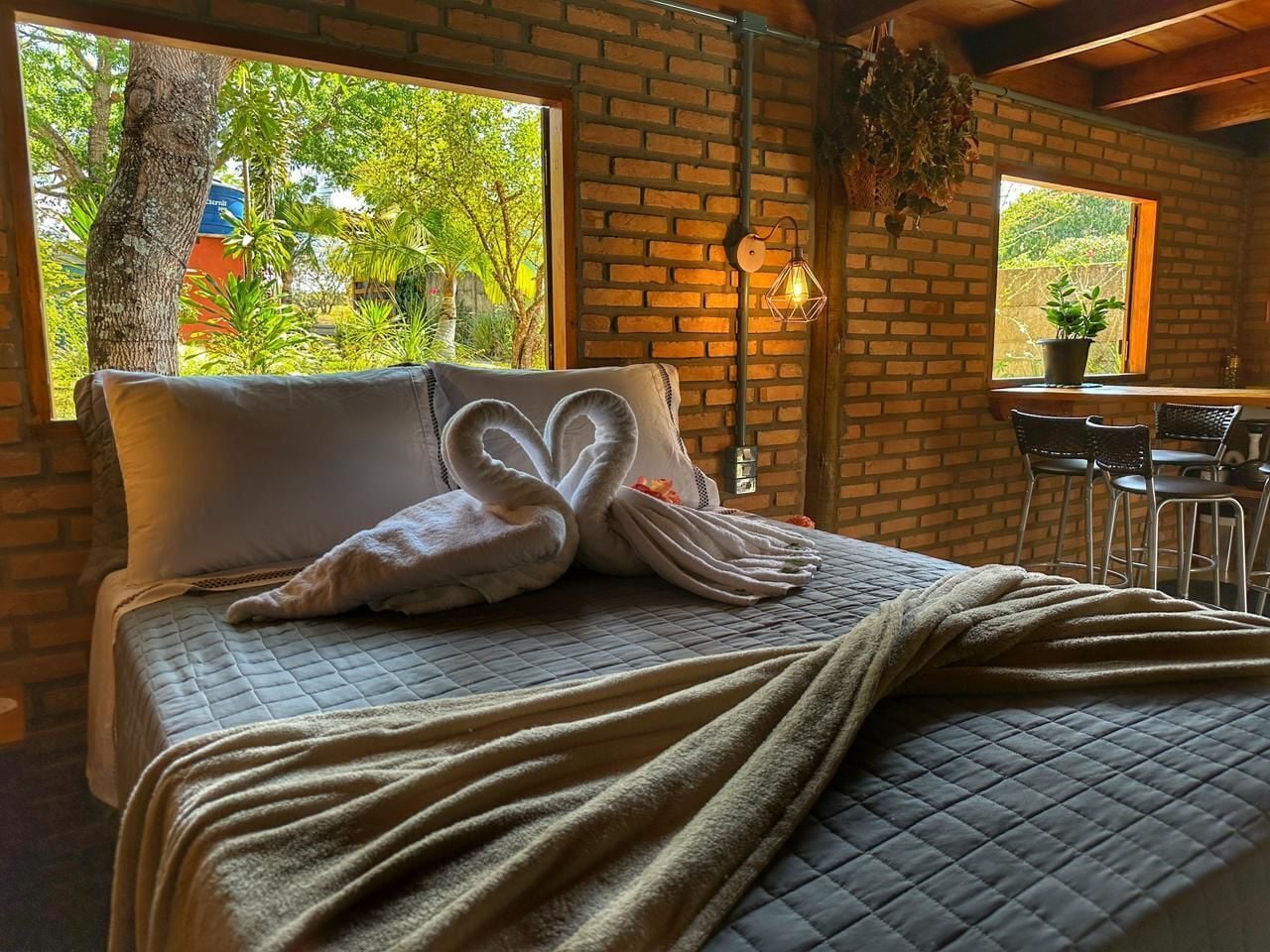 Decoración personalizada, escritorio y espacio para trabajar con laptop 