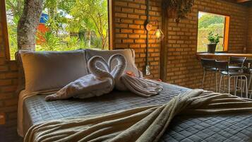 Decoración personalizada, escritorio y espacio para trabajar con laptop