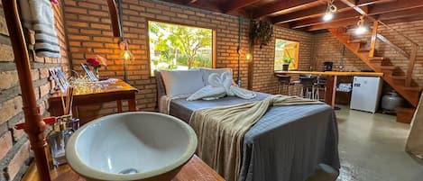 Nhà gỗ dành cho gia đình, quang cảnh sông | 1 phòng ngủ, trang trí khác biệt, bàn