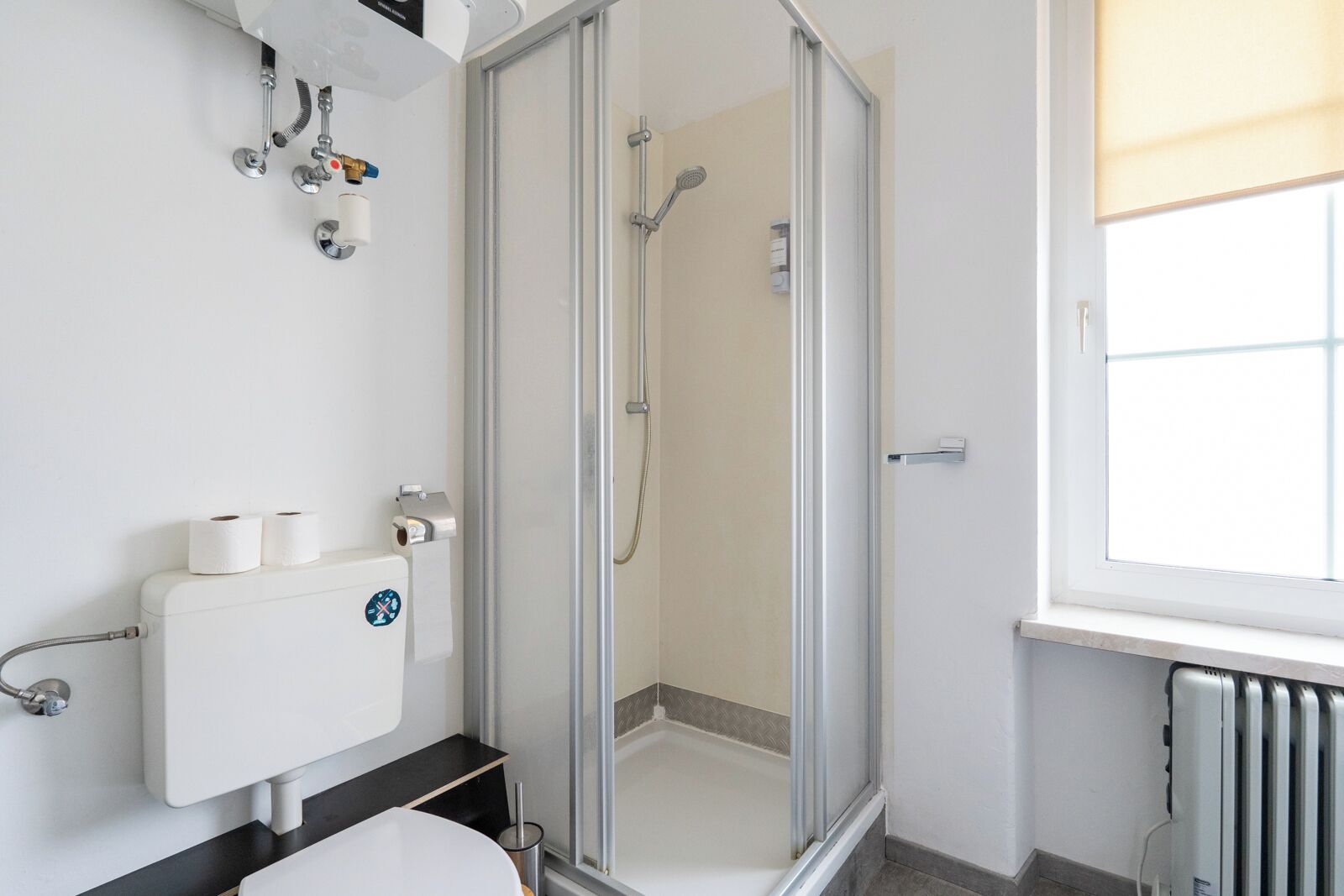 Ein Badezimmer mit Toilette, Bidet und Duschkabine.