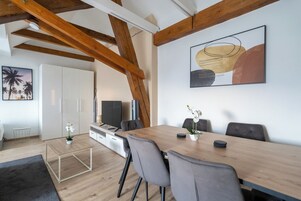 Familienapartment, Mehrere Betten, Nichtraucher, Küche | Essbereich im Zimmer