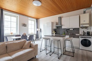 Familienapartment, Mehrere Betten, Nichtraucher, Küche | Wohnbereich