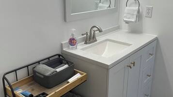 吹风机、毛巾、肥皂、洗发水