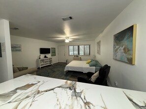 Iron/ironing board, WiFi, bed sheets - Snowbird Haven: beach condo less than 1 mile from Seaside (Santa Rosa Beach)