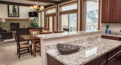 Gorgeous Split-Level Townhome w/ Private Jacuzzi minutes Beaver Creek Resort