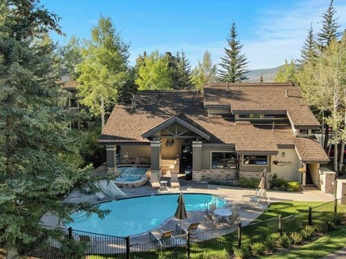 Luxury Townhome Ski-in/out Amazing Views Lots of Amenities, Hot Tub