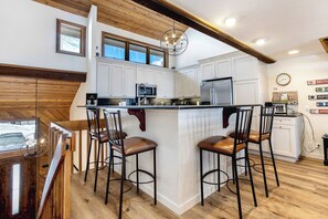 Kylskåp, mikrovågsugn, ugn och spishäll