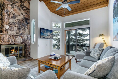 Luxury Townhome Ski-in/out Amazing Views Lots of Amenities, Hot Tub