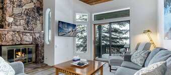 Luxury Townhome Ski-in/out Amazing Views Lots of Amenities, Hot Tub