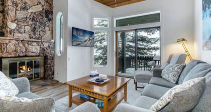 Luxury Townhome Ski-in/out Amazing Views Lots of Amenities, Hot Tub