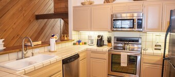 Charming Townhouse Ski In/Out, Hot Tub, Golf Course Views