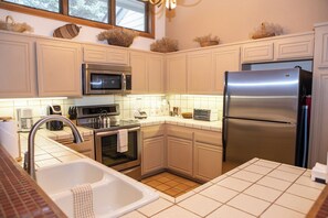 Fridge, microwave, oven, stovetop - Charming Townhouse Ski In/Out, Hot Tub, Golf Course Views (Beaver Creek)