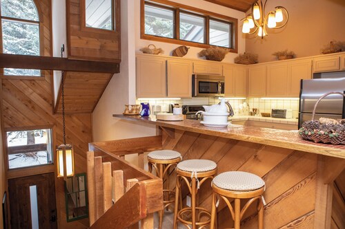 Charming Townhouse Ski In/Out, Hot Tub, Golf Course Views