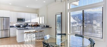 Newly Renovated Spacious Condo, Private Sauna, Slope Views
