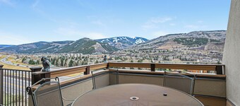 Newly Renovated Spacious Condo, Private Sauna, Slope Views