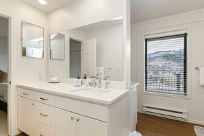 Dutxa, assecador de cabells, tovalloles i xampú 