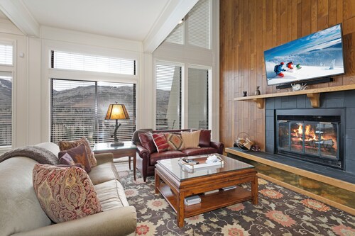 Newly Renovated Spacious Condo, Private Sauna, Slope Views