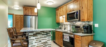 Wonderfully Renovated Condo, Walk to Beaver Creek Resort