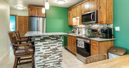 Wonderfully Renovated Condo, Walk to Beaver Creek Resort