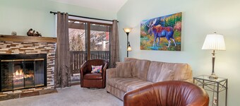 Wonderfully Renovated Condo, Walk to Beaver Creek Resort