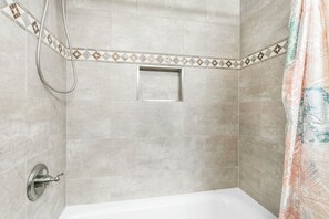 Dusche, Haartrockner, Handtücher, Shampoo