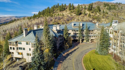 Beautiful Mountain Residence, Ski in/out, Year-Round Pool and Hot Tubs