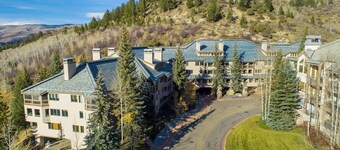 Beautiful Mountain Residence, Ski in/out, Year-Round Pool and Hot Tubs