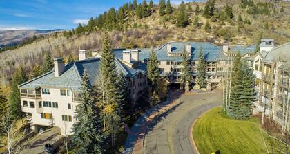 Beautiful Mountain Residence, Ski in/out, Year-Round Pool and Hot Tubs