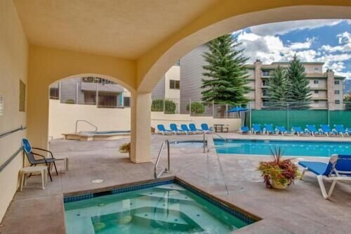 Gorgeous Mountain Studio, Complimentary Shuttle to Slopes, Pool & Hot Tub!