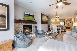 Fireplace, stereo - Gorgeous Mountain Chic Condo, Pool & Hot Tub, Short Drive to Resorts (Avon)