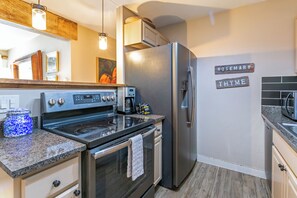 Fridge, microwave, oven, stovetop - Mountain Cozy Condo, Great Proximity to Beaver Creek Resort (Avon)