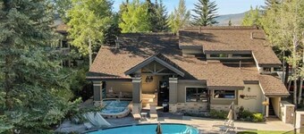 Wonderfully Spacious Cabin, Community Pool & Hot tub