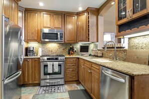 Geladeira, micro-ondas, fogão, cooktop