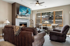Smart TV, fireplace