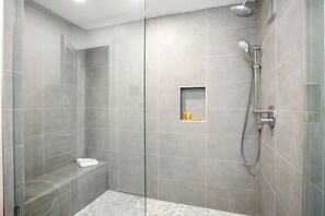 Douche, sèche-cheveux, serviettes fournies, shampoing