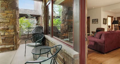 Gorgeous Mountainside Condo, A+ Location, A/C, Ski in/Out Hot Tubs