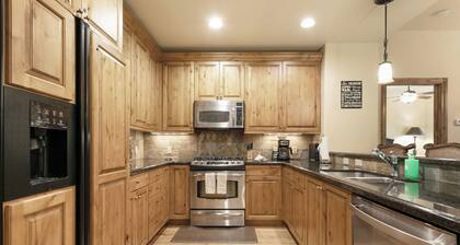 Gorgeous Mountainside Condo, A+ Location, A/C, Ski in/Out Hot Tubs