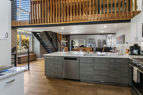 Beautifully Renovated, Ski in/out, Hot Tub, Pool